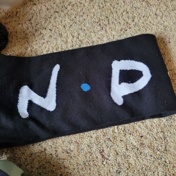 Women's FRIENDS Scarf - Picture 4 of 6